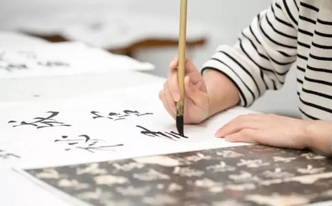 北京汉翔书法为成人和少儿提供软笔书法课程和硬笔书法课程