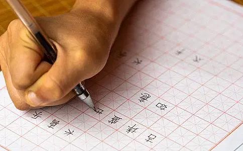 汉翔书法孩子每天都坚持练习书法的话，大概一到三个月就会有效果。